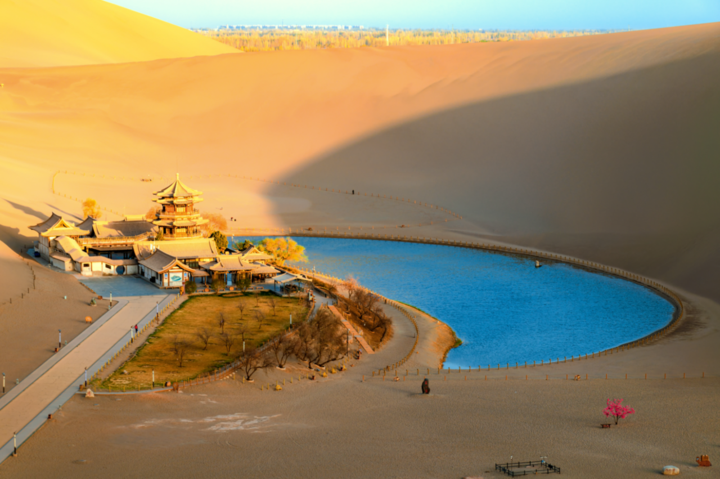 位于酒泉市敦煌市的鸣沙山月牙泉景区 图片来源:甘肃省文化和旅游厅