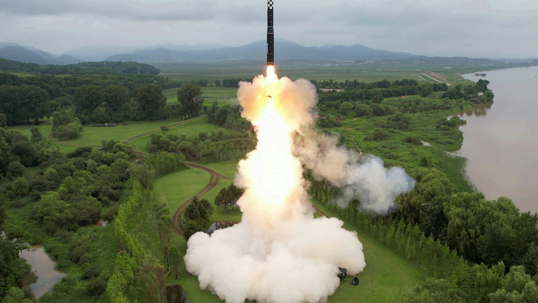 韩军:朝鲜向东部海域试射中远程弹道导弹_凤凰网视频_凤凰网