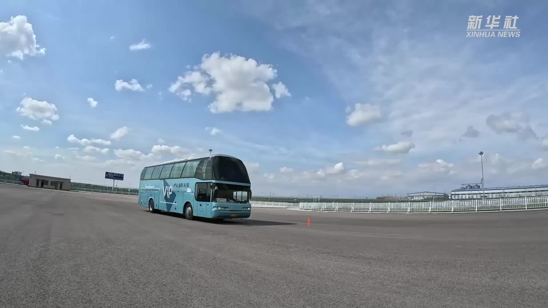 中哈互免签证 霍尔果斯口岸出入境人员成倍增长