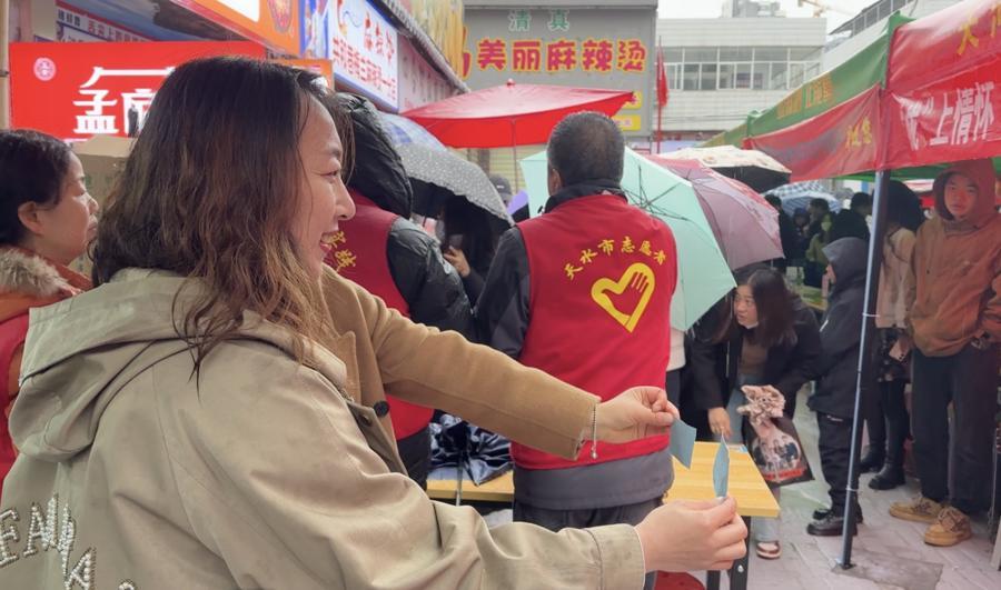 3月24日早上,顾客在海英麻辣烫店门口取号。