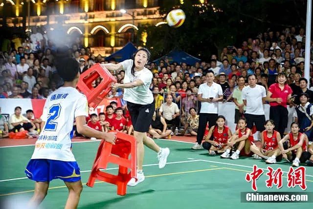 前中国女排主攻手刘晏含到文昌市铺前镇比赛现场,尝试海南排球花式打法——板凳排球。文昌市融媒体中心供图