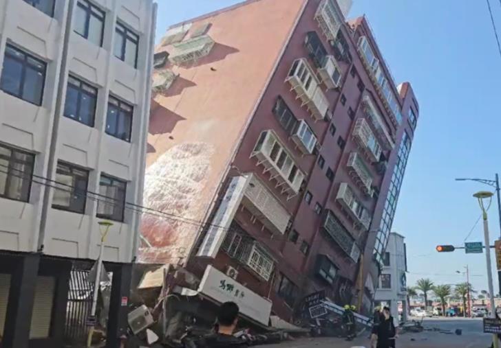 台湾发生强震,花莲一栋楼房倾斜,3人被困地下室