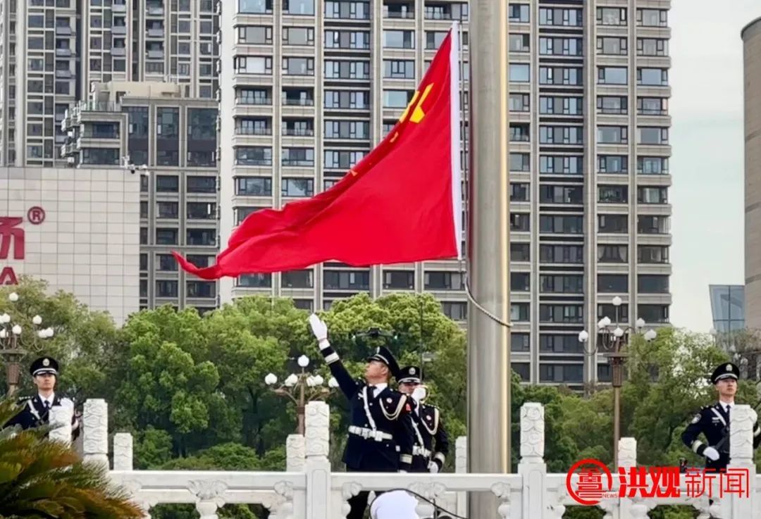 4月1日清晨南昌八一广场举行升国旗活动图