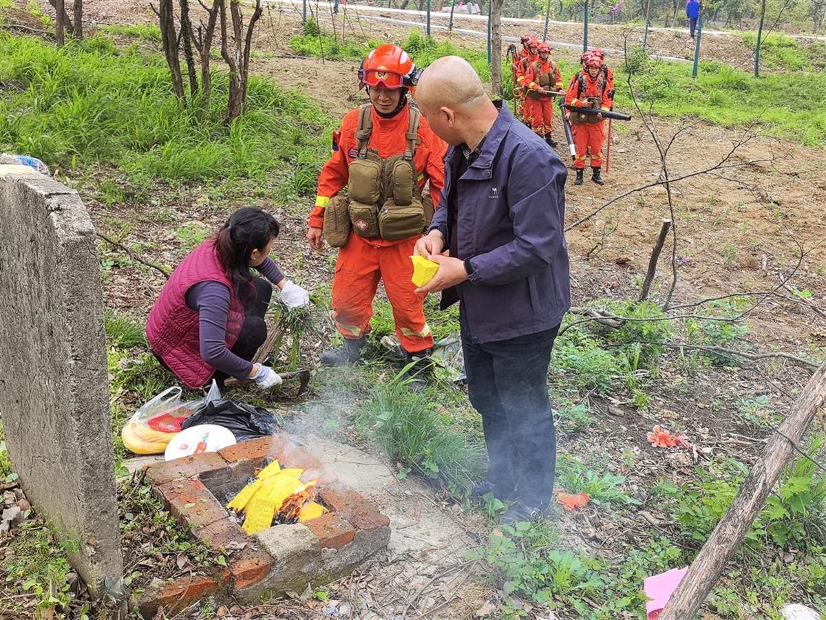 3.对祭祀群众开展防火宣传.jpg