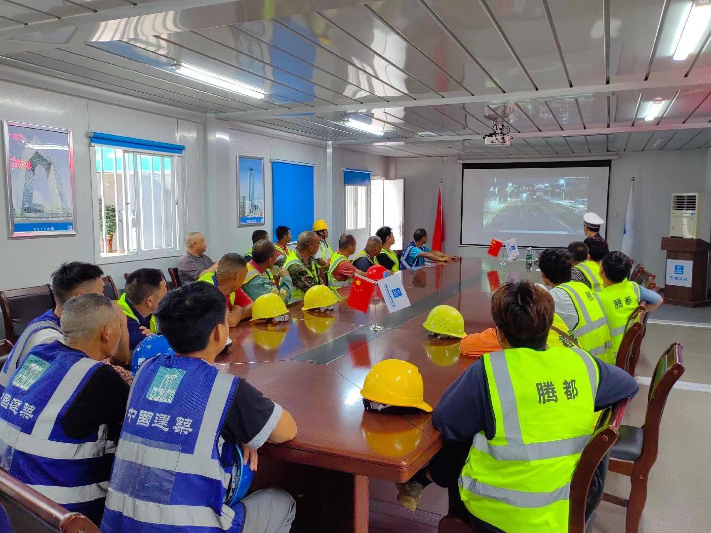 东莞交警深入施工单位宣传交通安全,筑牢安全生产,出行防线