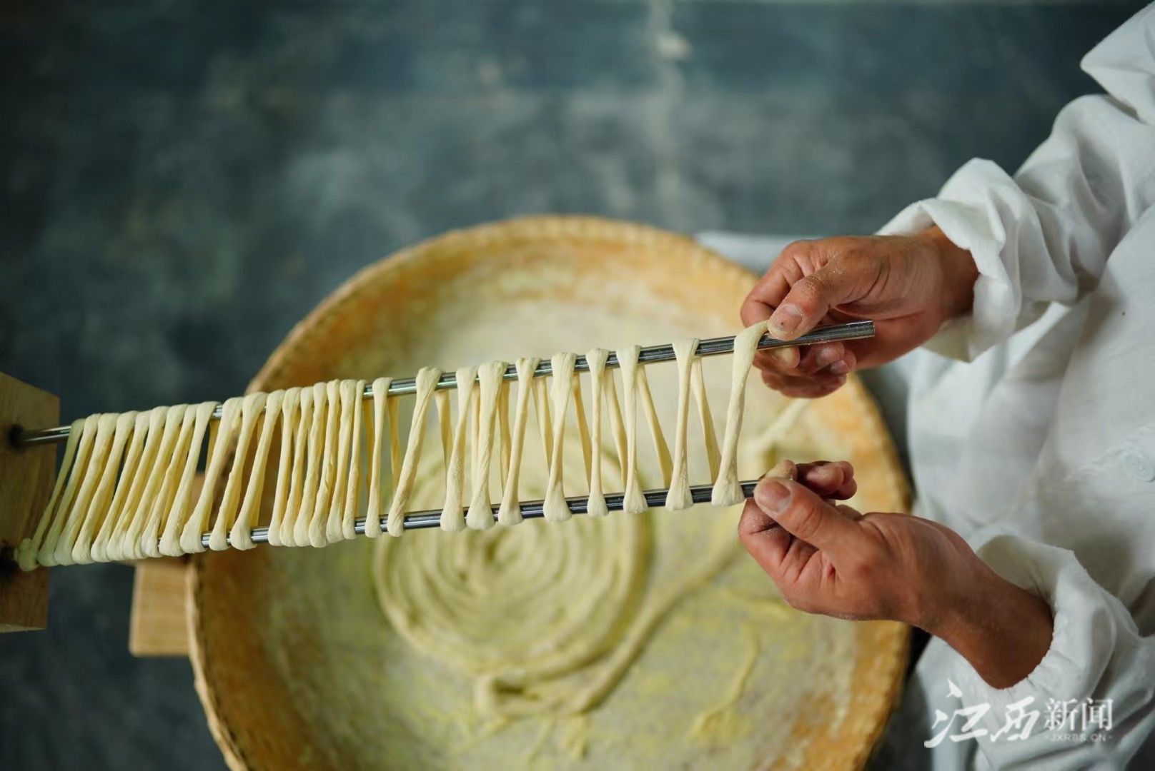 ▲陈老表手工挂面制作