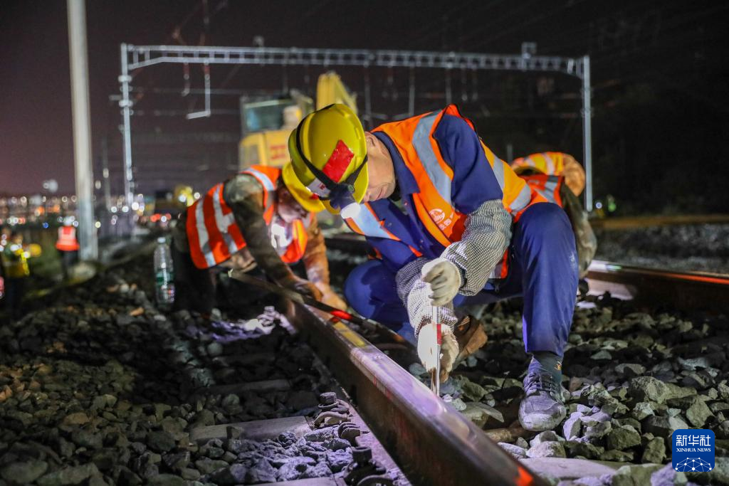 3月31日凌晨,施工人员在改造现场施工。黄伟 摄