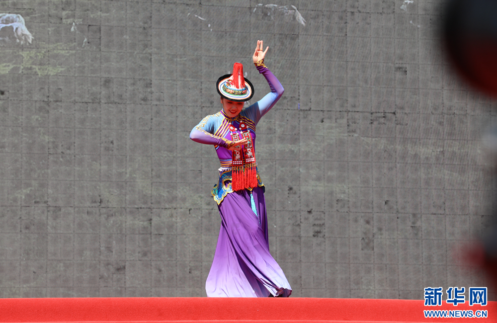 裕固族民歌伴舞表演 新华网(王生元 摄)