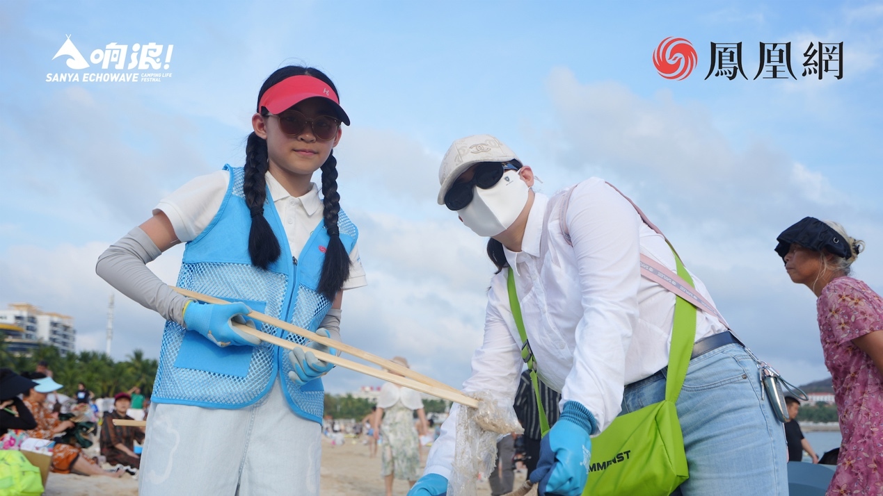 亲子家庭正在参与“海洋净滩”行动,为海洋环保贡献自己的力量。