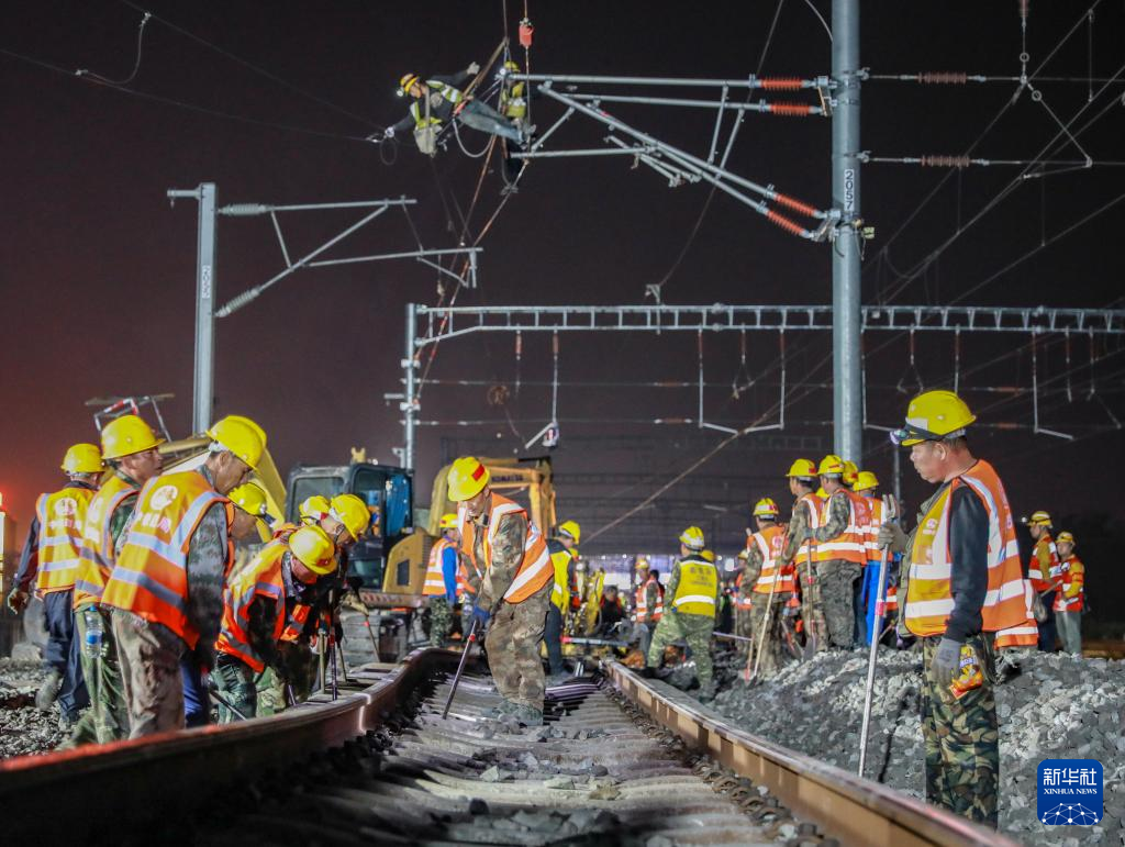 3月31日凌晨,施工人员在改造现场施工。黄伟 摄