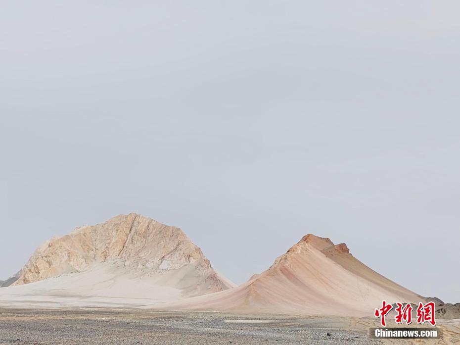 青海茫崖戈壁现“七彩流沙”