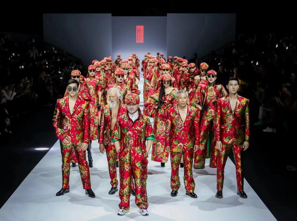 "东北大花"点燃魔都 设计师胡社光高级定制发布会举行凤凰网黑龙江_凤