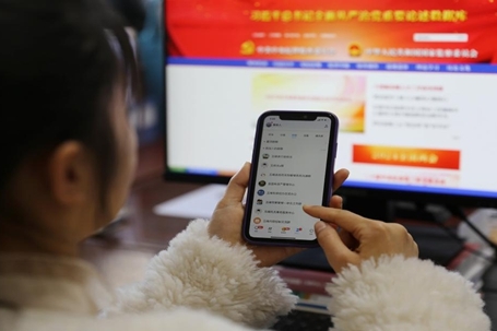 图为该市五峰土家族自治县纪检监察干部开展“指尖上的形式主义”自查自纠，清理网络群组。