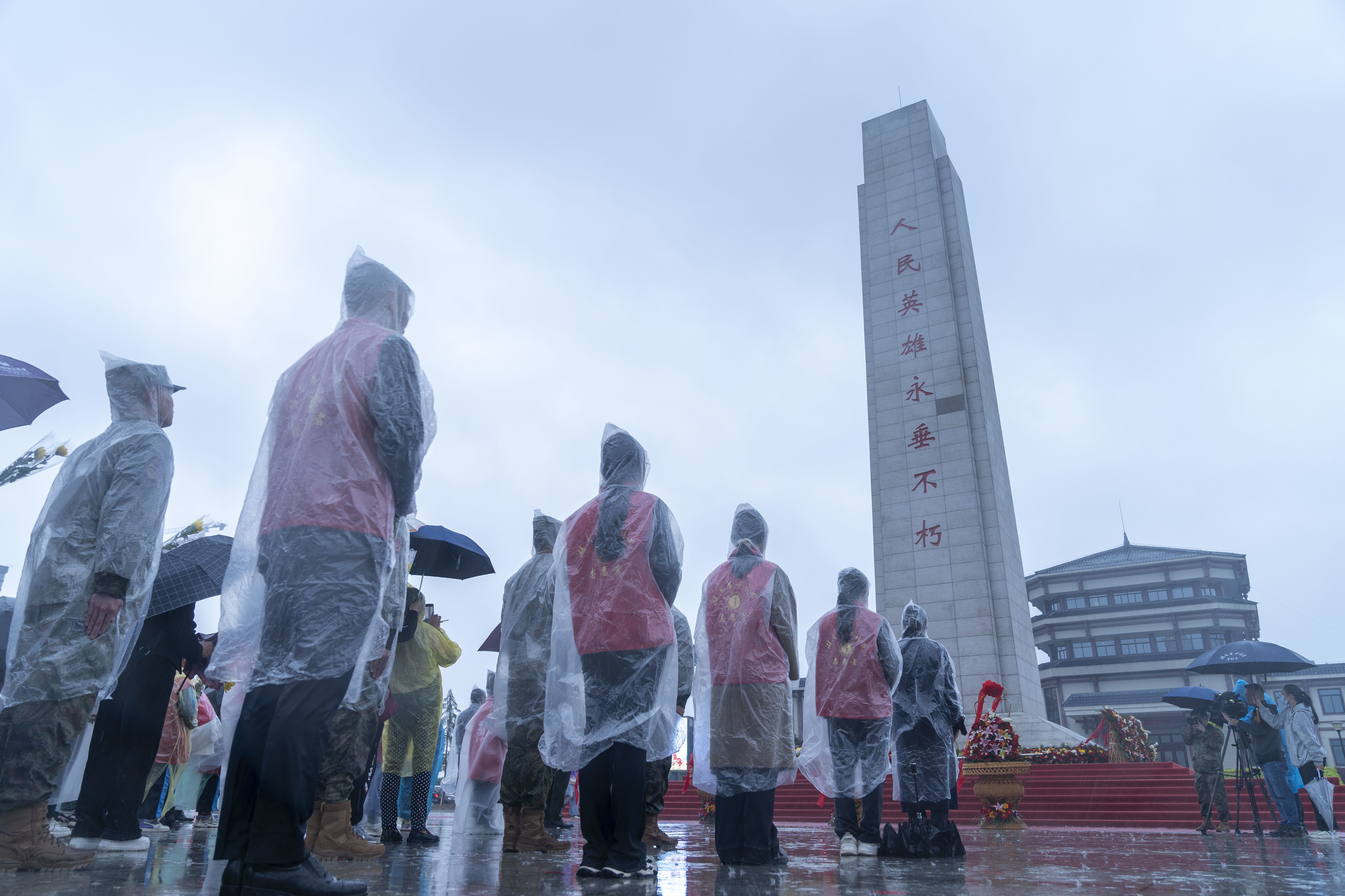 长沙市“2024&middot;铸魂”清明祭英烈主题活动举行。均为长沙晚报全媒体记者 周数邑 摄