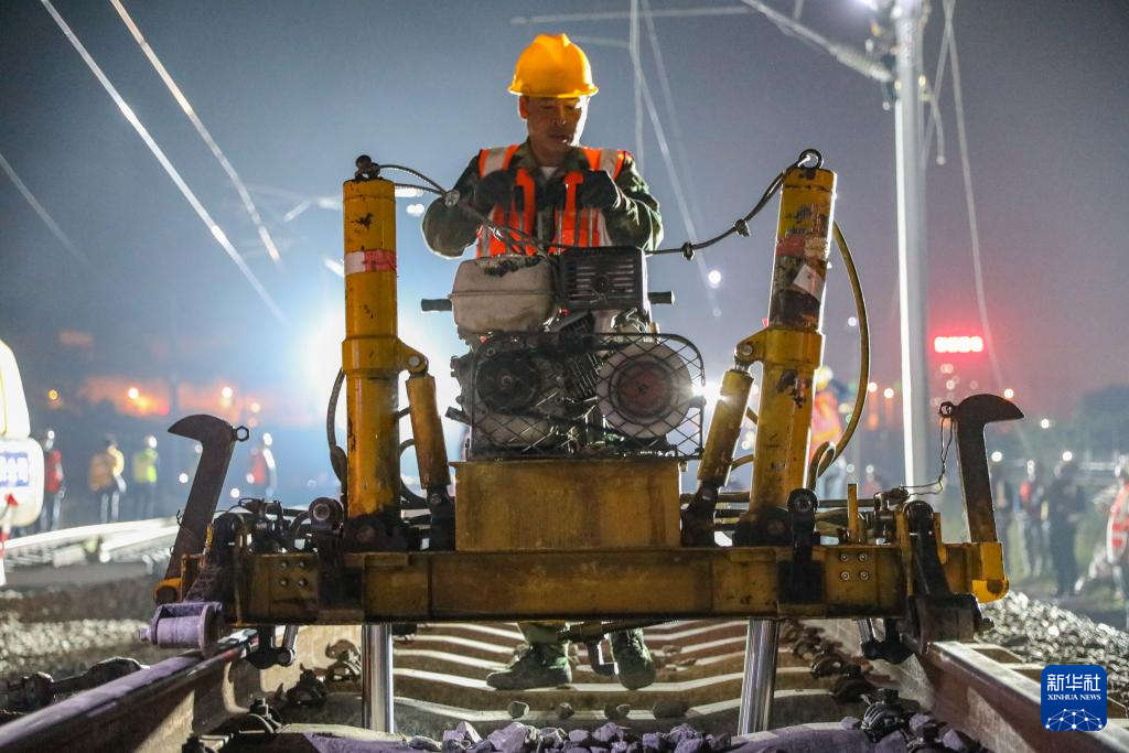 3月31日凌晨,施工人员在改造现场施工。 黄伟 摄