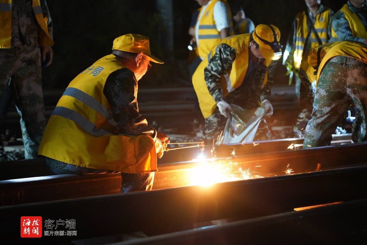 "拆除既有的16#道岔及安全线,在原位连通轨道,为下一步的站改工序提供