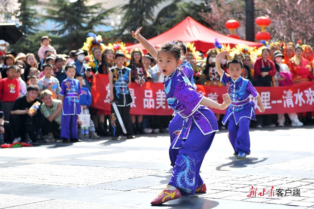 3月31日，清水县在天水市伏羲广场、秦州区龙城广场、天水南站等地进行了丰富多彩的文艺演出。