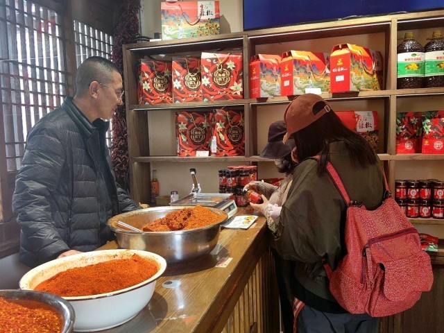 王国义向顾客介绍产品 中青报·中青网记者 王豪 摄