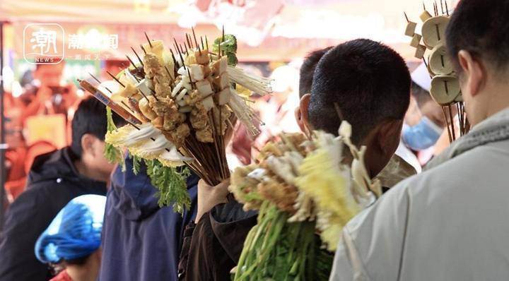 天水麻辣烫排队的食客人手一捧“花” 潮新闻记者 于诗奇 摄