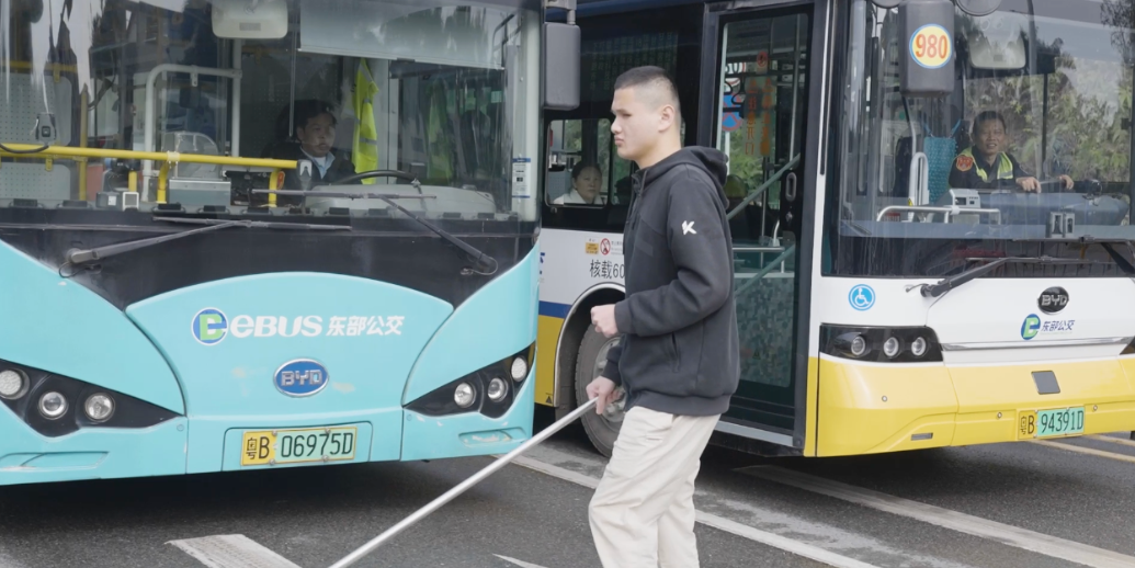 盲人钢琴师张旦旦，凭一根空心钢管走南闯北