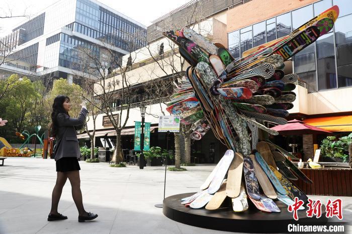 废旧物品被艺术家赋予二次生命环保艺术装置展吸引上海市民