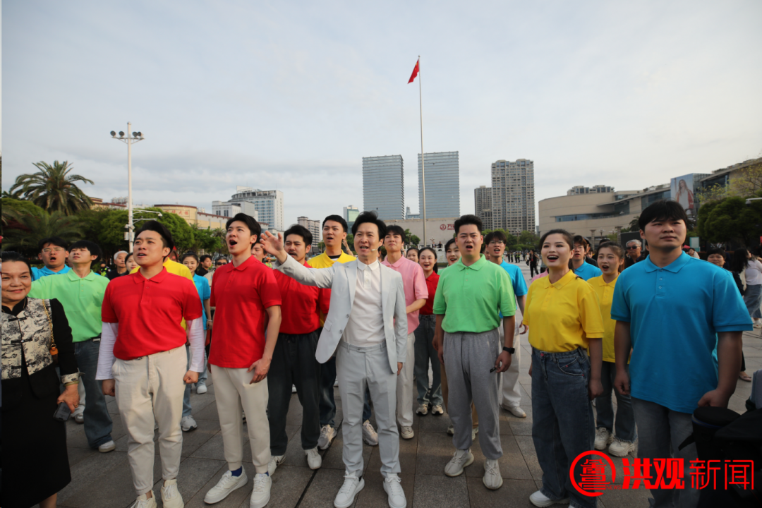 4月1日清晨南昌八一广场举行升国旗活动图