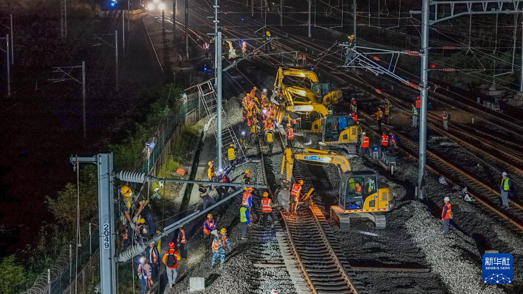 3月31日凌晨,施工人员在改造现场施工(无人机照片)。