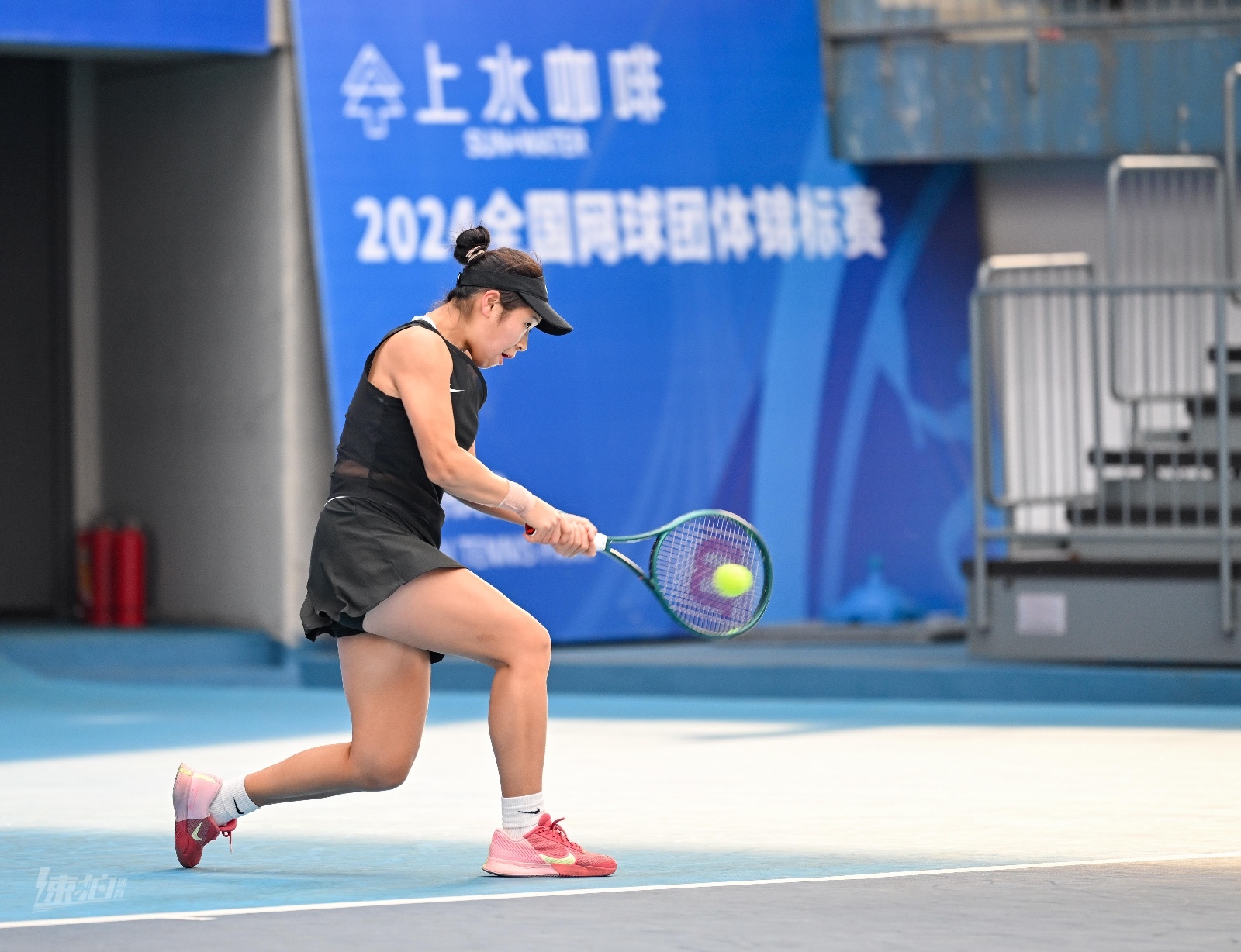 女子网球新星郑钦文法网闯入八强