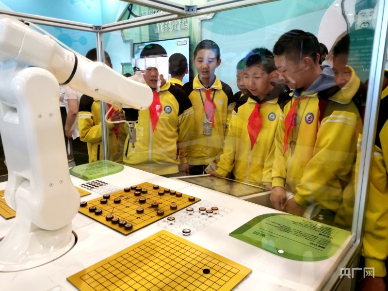 研学的学生正在观看机器人下棋表演（央广网发　金塔县委宣传部供图）