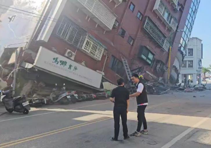 台湾发生强震,花莲一栋楼房倾斜,3人被困地下室