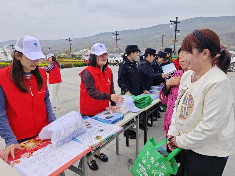 “如果您身边有喜欢捕鱼的朋友，请记得提醒他们。”活动现场另一隅，工作人员通过发放宣传彩页、科普手册、解读《渔业法》《水生野生动物保护实施条例》等法律法规的形式，向广大市民群众宣传禁渔的重要性，呼吁群众积极主动参与禁渔行动，共同为蓝田县渔业发展贡献力量。据悉，当天活动现场共发放彩页、年画、抽纸、手提袋等宣传资料1500余份，群众参与热情高涨。