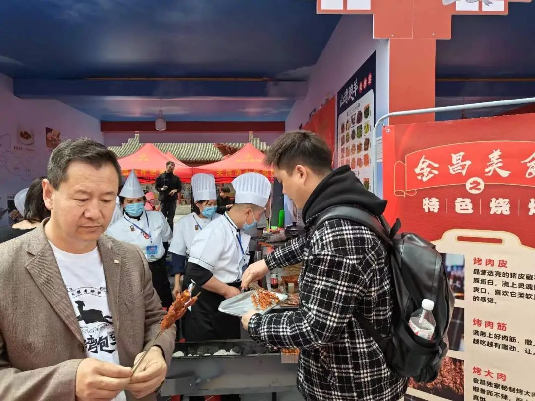 游客在品尝金川“烤肉四绝”