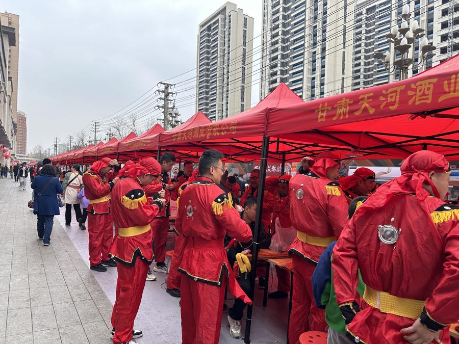 麻辣烫一条街,夹板舞表演队正在做准备。