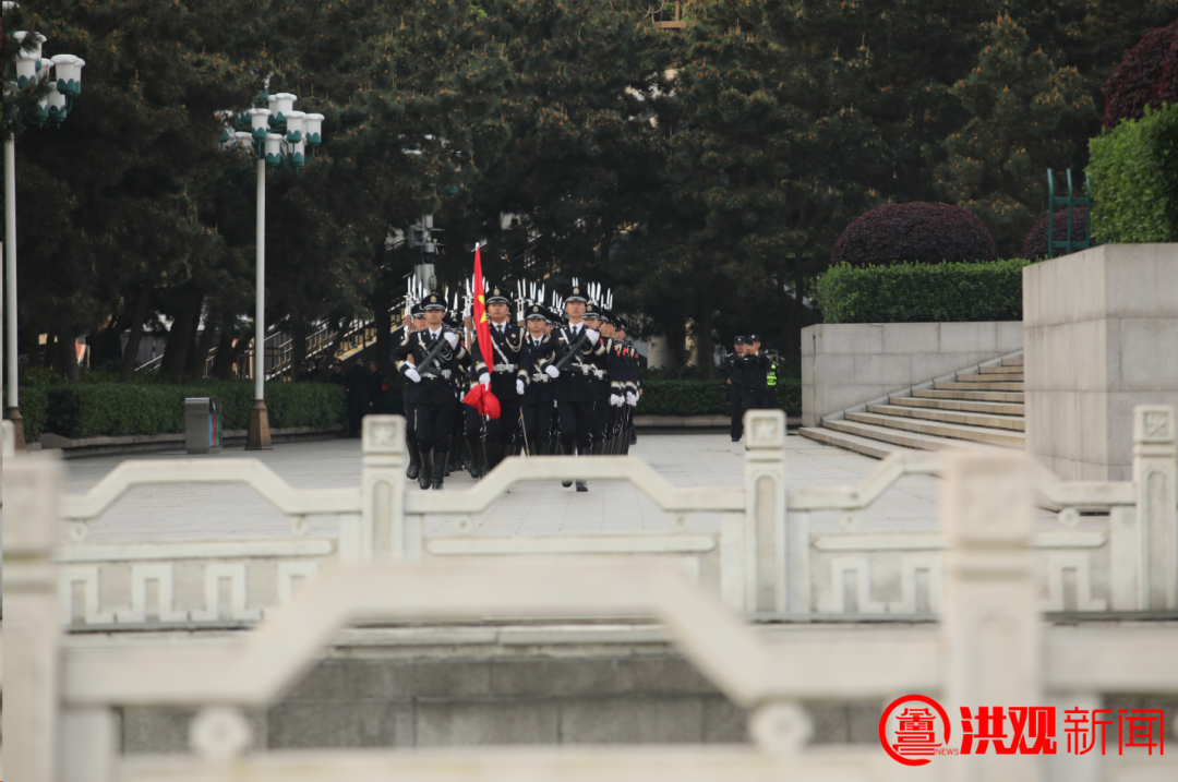 4月1日清晨南昌八一广场举行升国旗活动图
