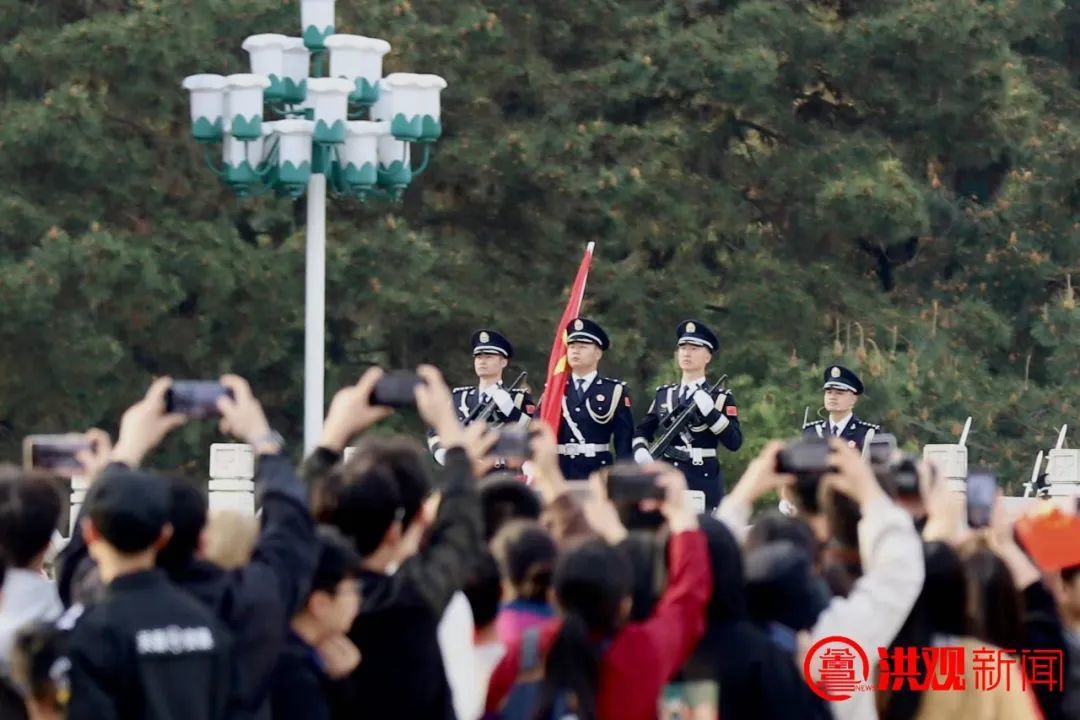 4月1日清晨南昌八一广场举行升国旗活动图