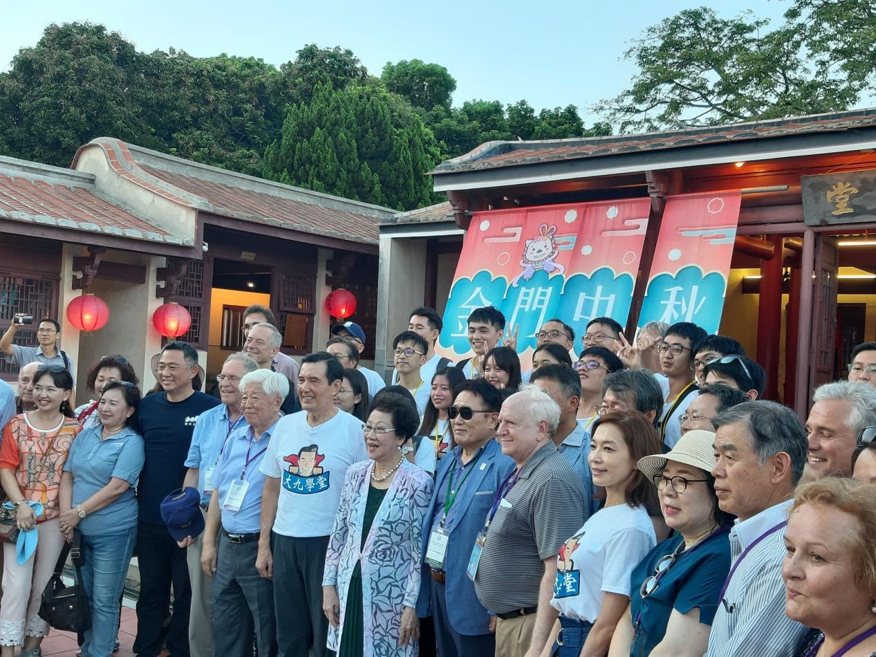 图为马英九与“大九学堂”青年营队一起进行活动。图片来自网络