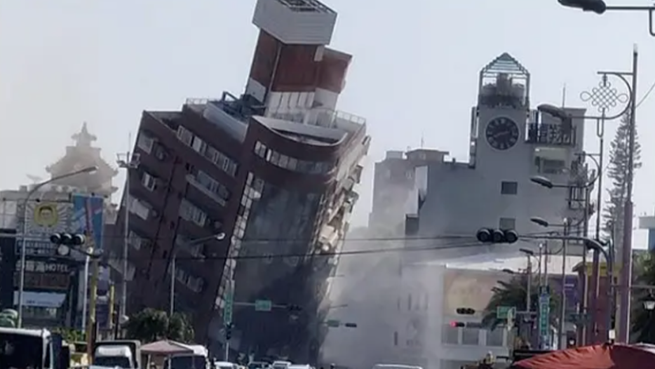 整栋楼在摇台湾突发73级60级地震有楼房倒塌海啸红色警报发布多地震感