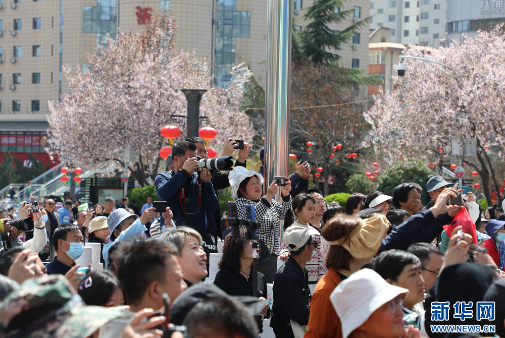 观众观看非遗展演 新华网(王生元 摄)