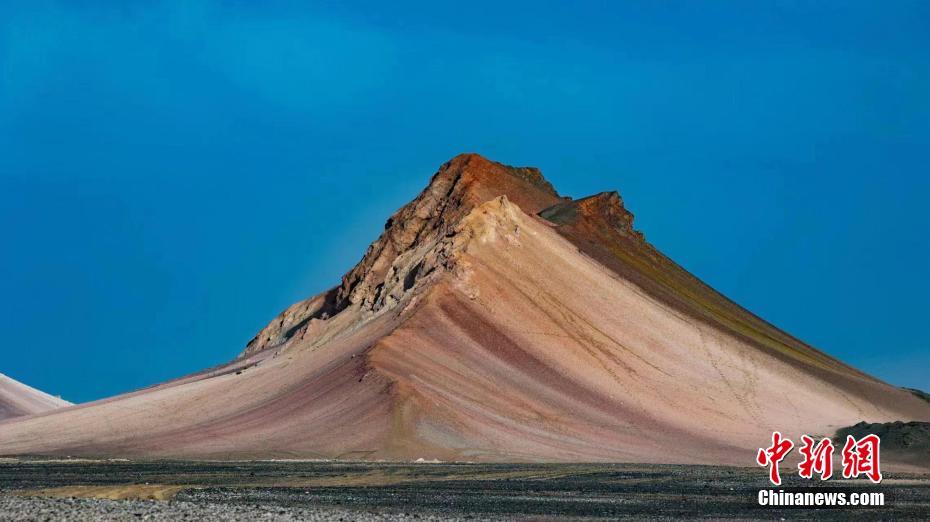 青海茫崖戈壁现“七彩流沙”
