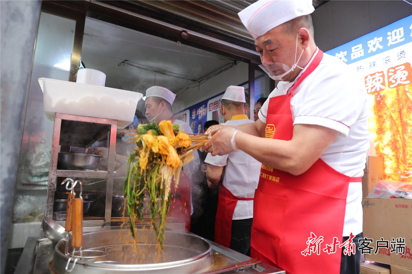 麻辣烫店的厨师正在忙碌着