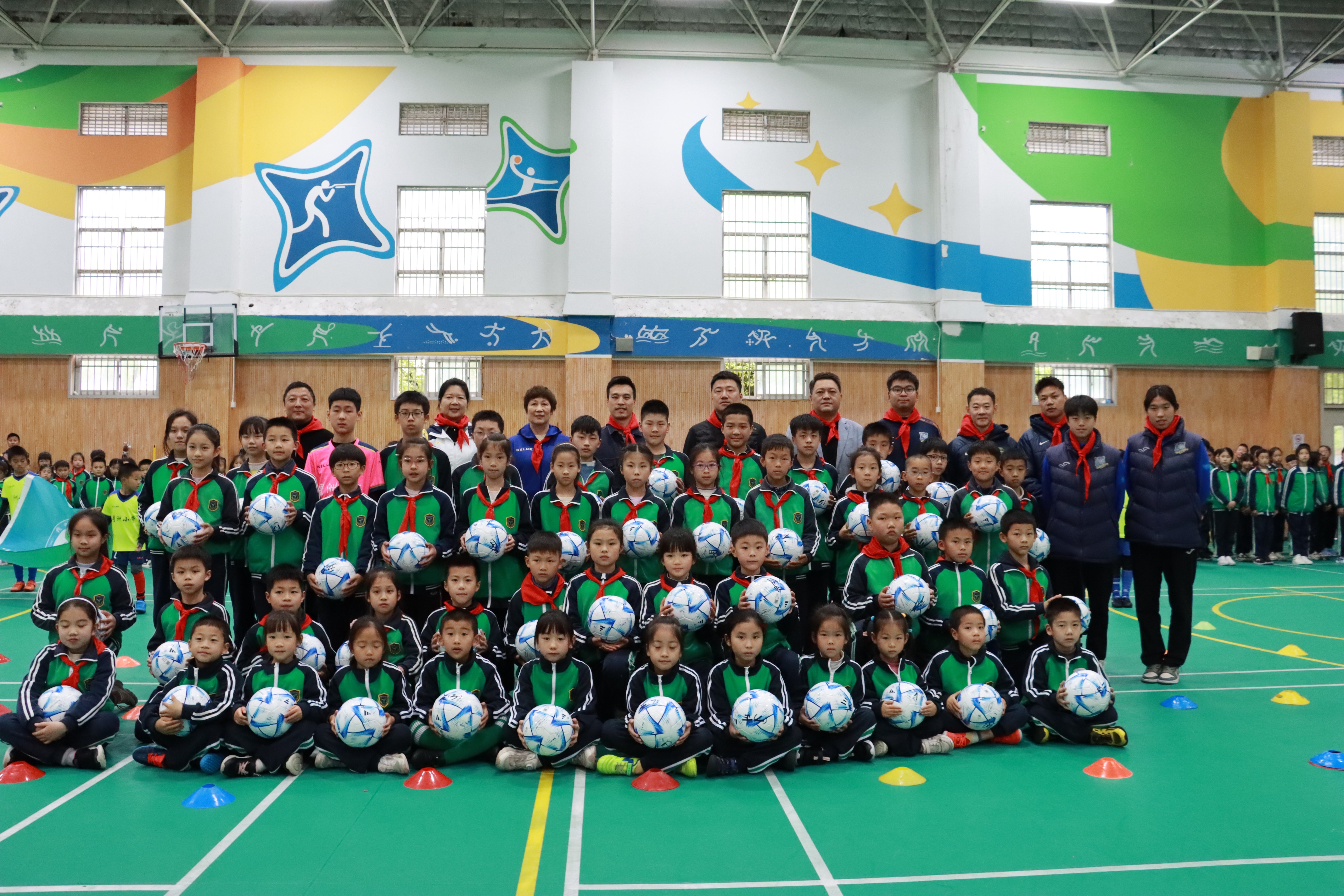 杭州市星洲小学体育节启幕,国际足联、中国足协助燃学子足球梦