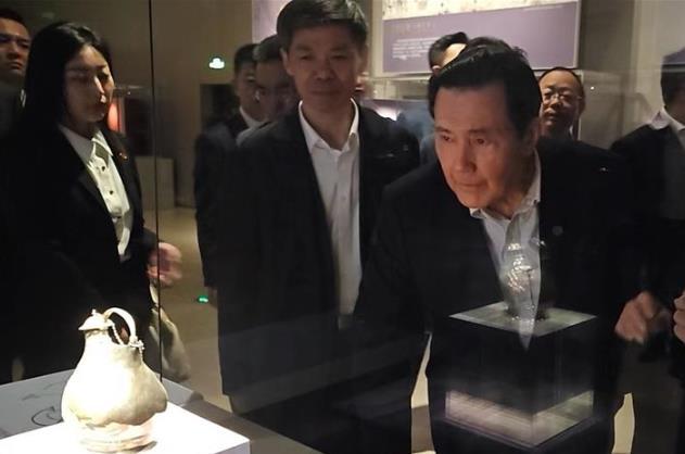 马英九欣赏陕西历史博物馆 “镇馆之宝”,惊讶地问:马还会跳舞啊?