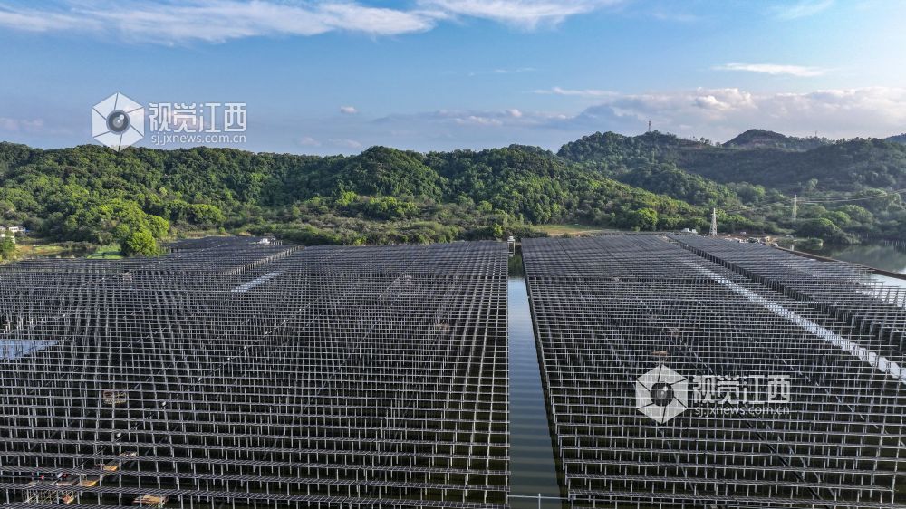 近年来，九江市柴桑区因地制宜实施“渔光互补”光伏电站项目，形成了“水上能发电、水下能养鱼”的生态美景。