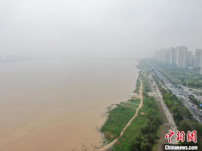 图为航拍赣江江西南昌段，只见水位上涨，江水浑浊，沿岸低洼地带已被淹没。刘力鑫 摄