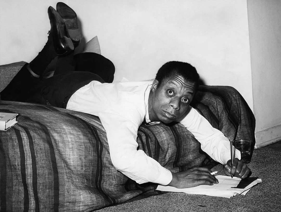△ 詹姆斯·鲍德温（James Baldwin，1924年8月2日-1987年12月1日），美国黑人作家，他的小说《向苍天呼吁》与理查德·赖特的《土生子》和拉尔夫·埃里森的《看不见的人》被并列为20世纪四五十年代美国黑人文学的典范。