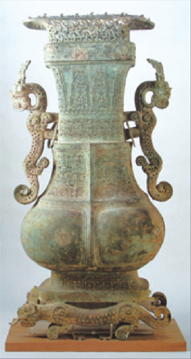 河南新郑出土的春秋蟠龙方壶。虽然壶身和壶底各有两条龙，但一眼就能看出龙只在其中起装饰作用，而非崇拜对象。现藏台北历史博物馆