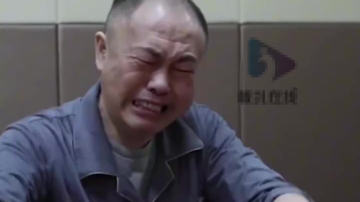 落马贪官抚摸党旗痛哭流涕