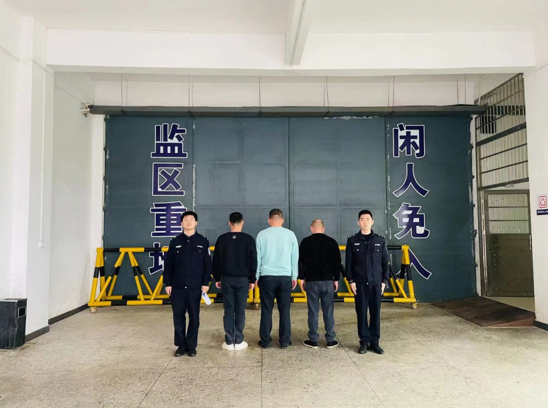 墓地里开赌场、居民楼聚众赌博？多人当场被抓