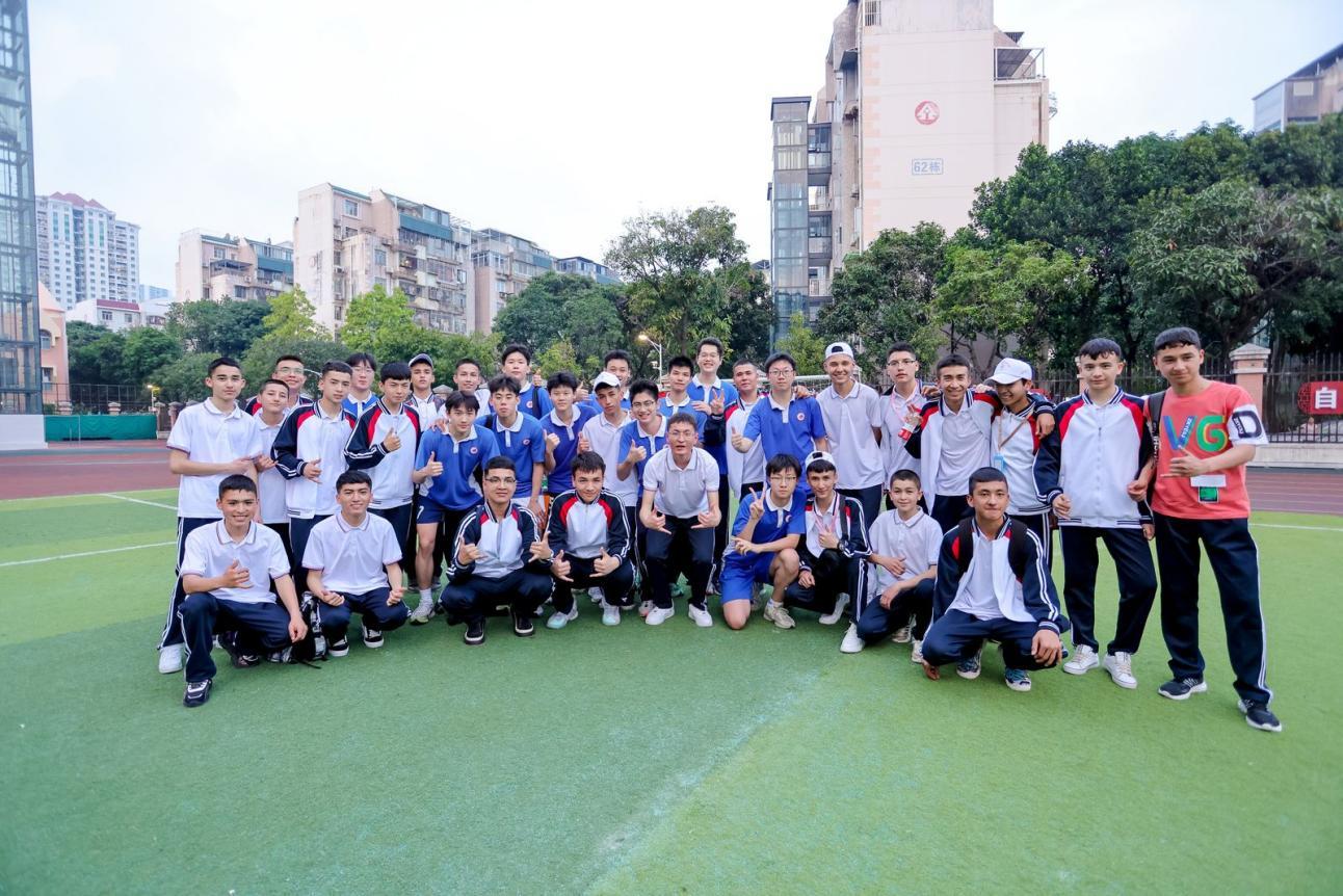 喀什220名高一师生赴深圳开展“石榴籽”青少年交流活动