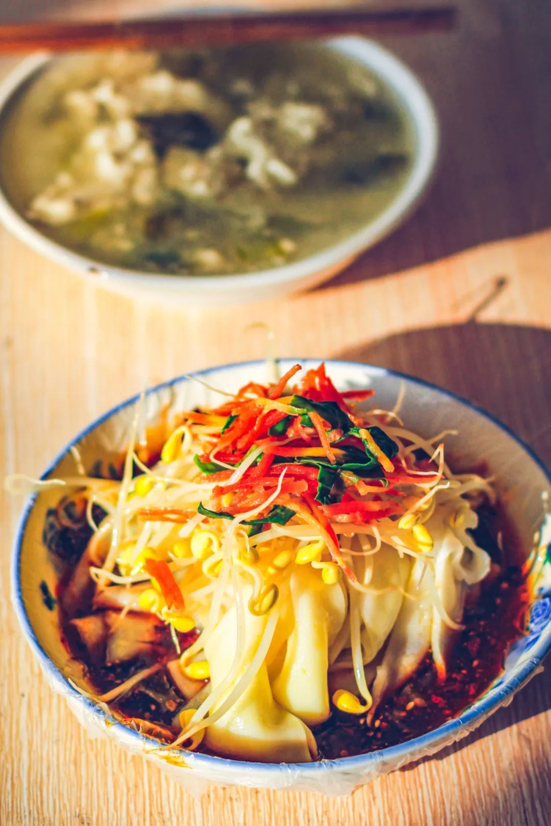 原材料为米粉磨浆的汉中热面皮。当地方言“面面”指细密的粉末,可能是米皮被称为面皮或面面皮的原因。摄影/胡文凯